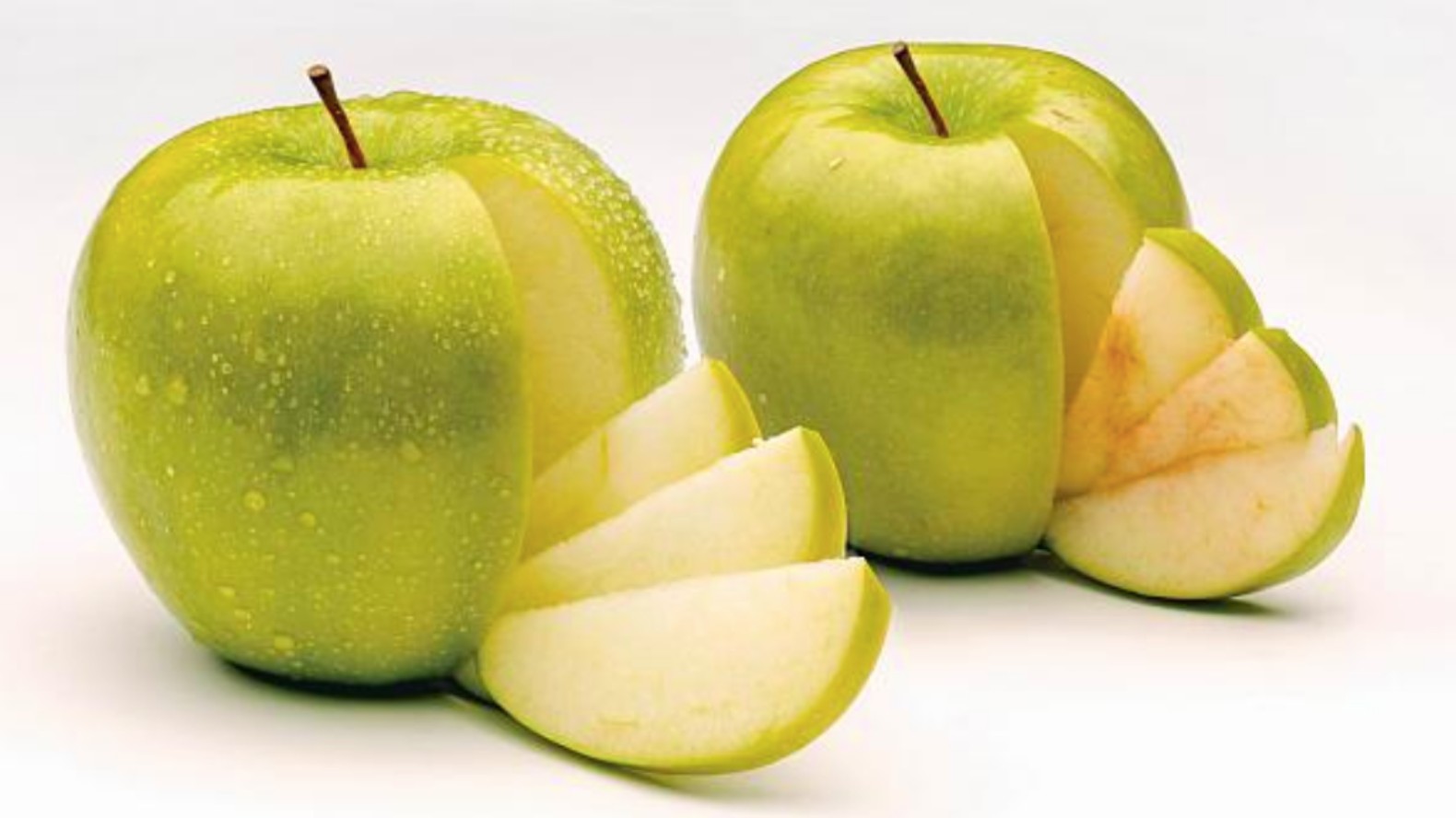 Яблоко съедобная. ГМО яблоки. Потемнение яблока. Разрезанное яблоко. Генномодифицированные овощи и фрукты.